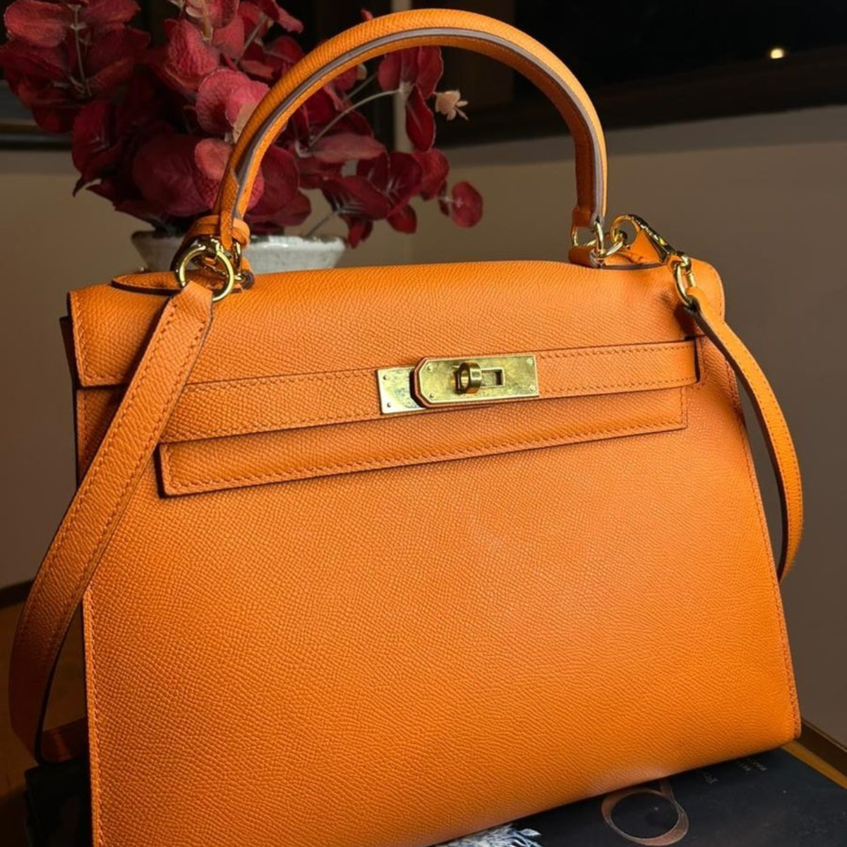 HERMÈS KELLY 25 BAG WITH GOLD HARDWARE IN ORANGE